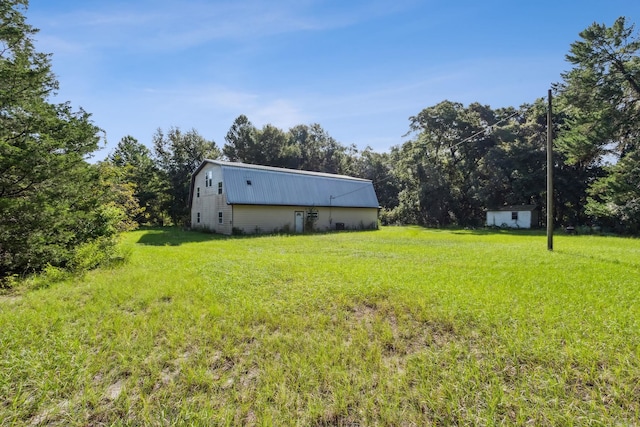 view of yard featuring an outdoor structure