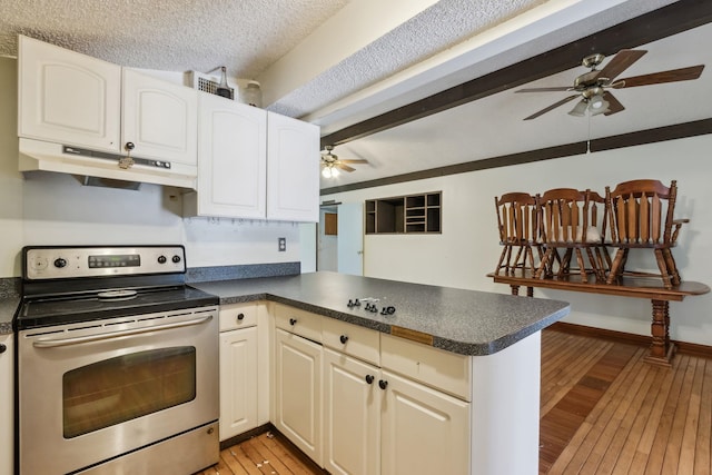 kitchen featuring stainless steel electric range oven, ceiling fan, kitchen peninsula, light hardwood / wood-style floors, and a textured ceiling