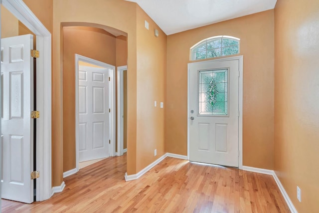 902 Heron Point Cir, Deland, FL 32724 - foyer entrance featuring light wood-style floors, baseboards, and arched walkways