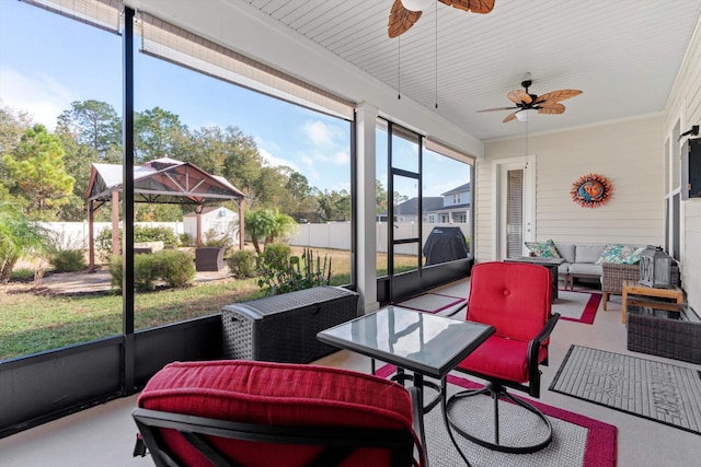 sunroom with ceiling fan