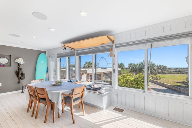 dining space with visible vents, recessed lighting, crown molding, and baseboards