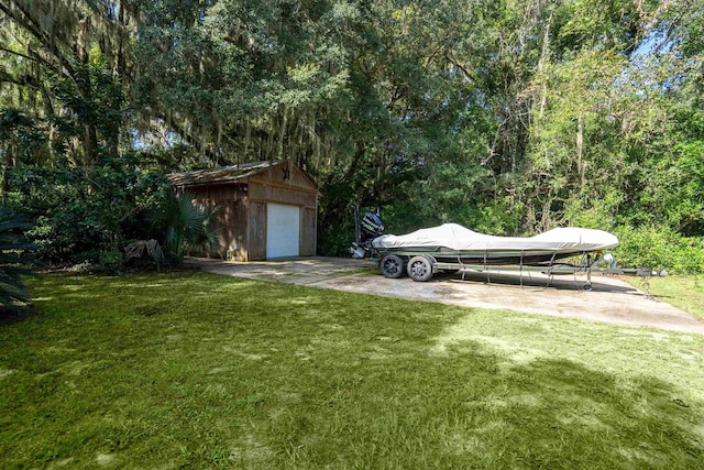 view of yard with an outdoor structure