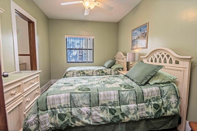 bedroom featuring ceiling fan and a textured ceiling