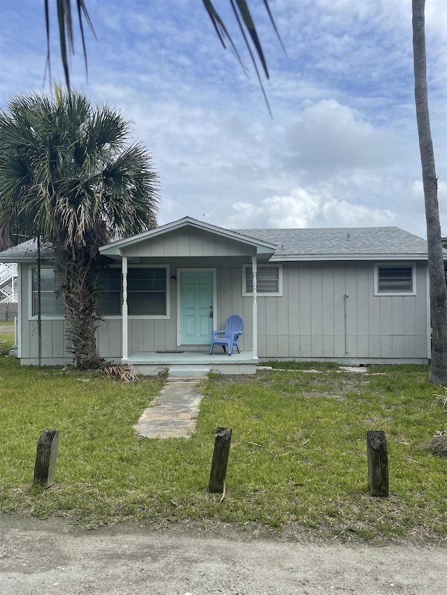 view of front of home featuring a front lawn and covered porch