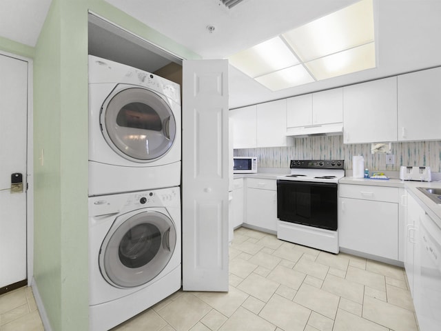 4250 A1A S L25, Saint Augustine, FL 32080 - laundry area with stacked washer / dryer