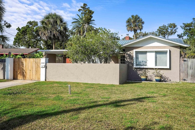 view of front of property with a front yard