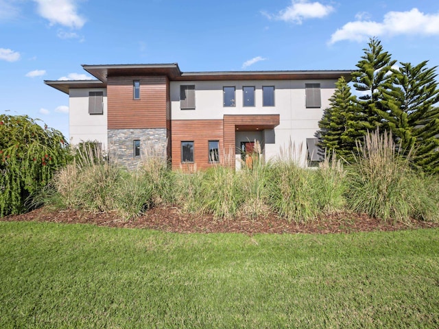 view of front of property featuring a front lawn