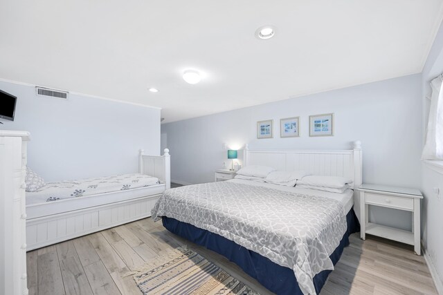 bedroom with visible vents, recessed lighting, and wood finished floors