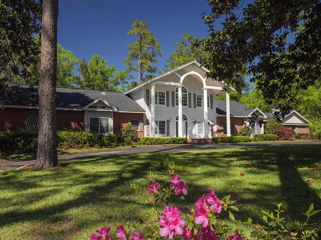 view of front of home with a front lawn