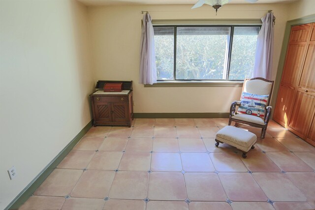 sitting room with ceiling fan