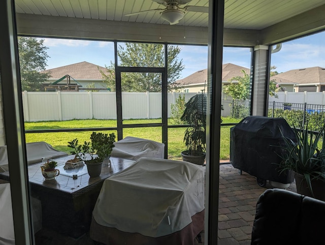 sunroom with ceiling fan