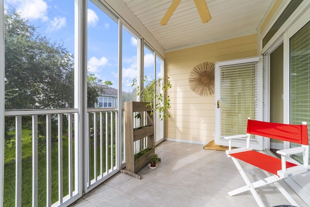 sunroom featuring ceiling fan