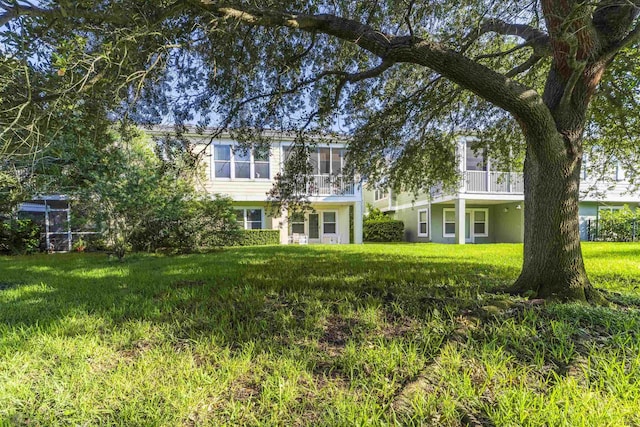 view of front of property featuring a front yard