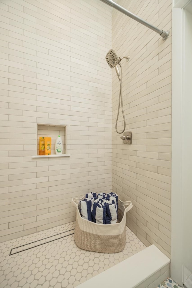 bathroom featuring tiled shower