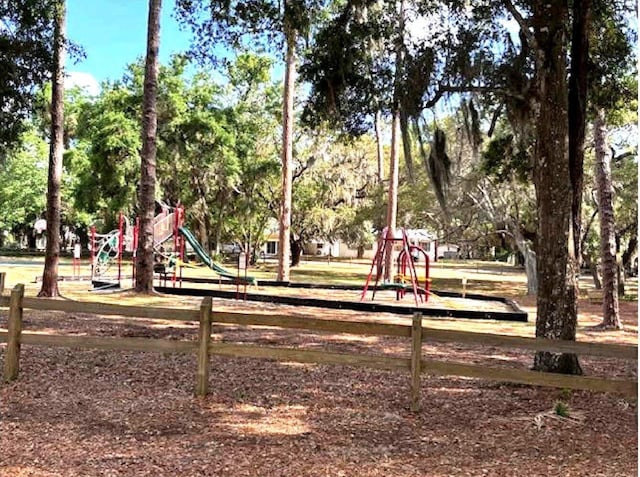 16325 SE 134th Ct, Weirsdale, FL 32195 - view of property's community