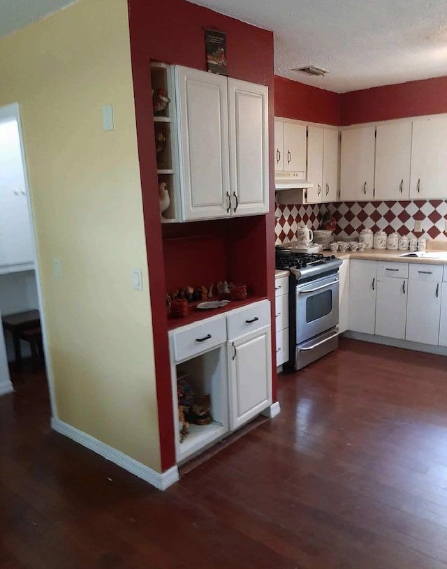 16325 SE 134th Ct, Weirsdale, FL 32195 - kitchen featuring gas stove, dark wood finished floors, tasteful backsplash, white cabinetry, and a textured ceiling