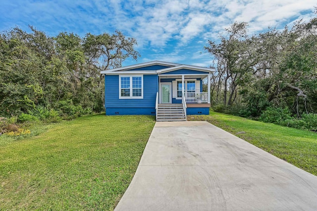 view of front of home featuring covered porch and a front lawn