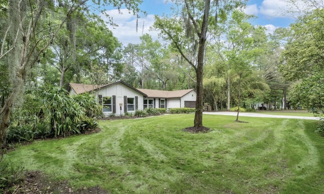 single story home featuring a front yard