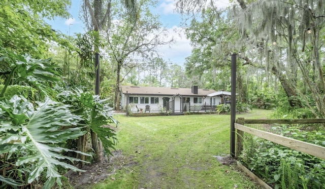 view of front of property featuring a front lawn