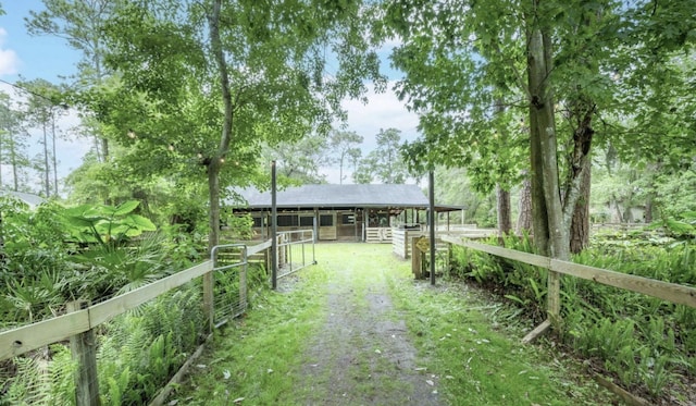 view of yard featuring an outdoor structure