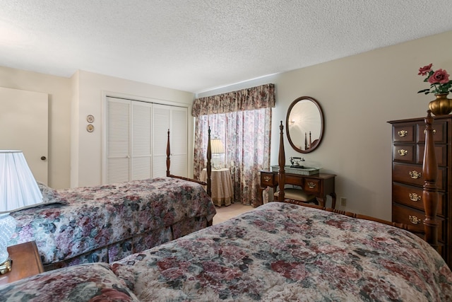 bedroom featuring a textured ceiling and a closet