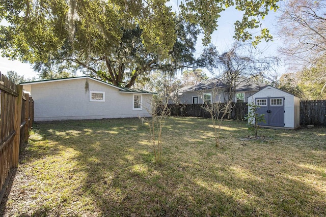 view of yard featuring a storage unit