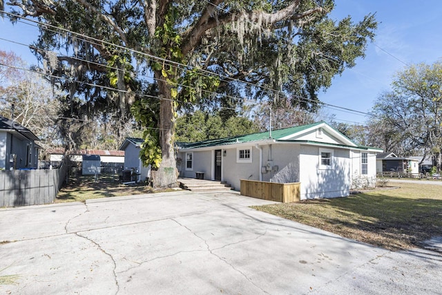 view of front facade with a front yard