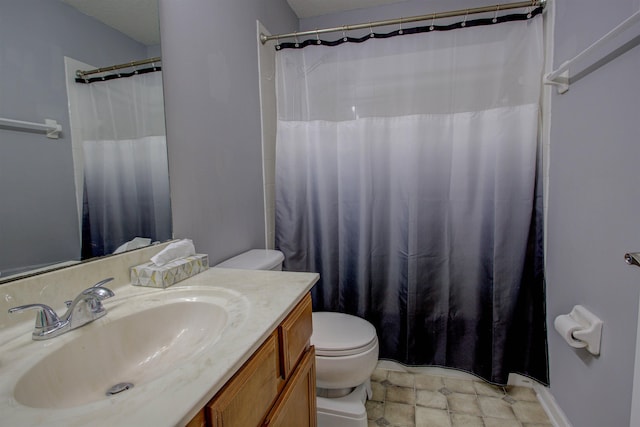 bathroom featuring a shower with curtain, vanity, and toilet