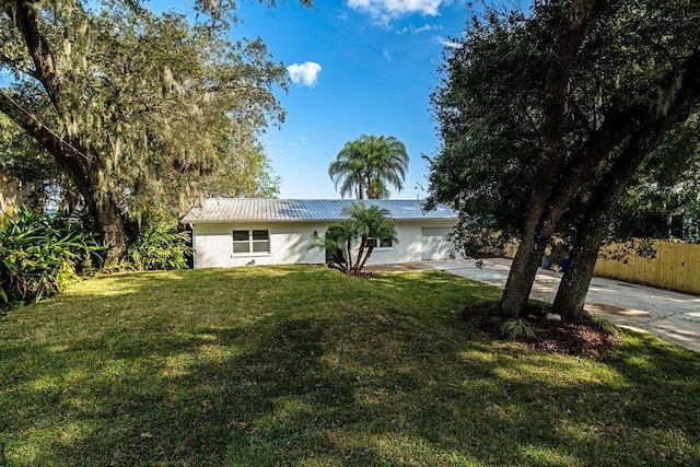 ranch-style house with a front yard