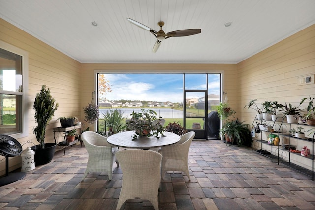 sunroom / solarium with ceiling fan