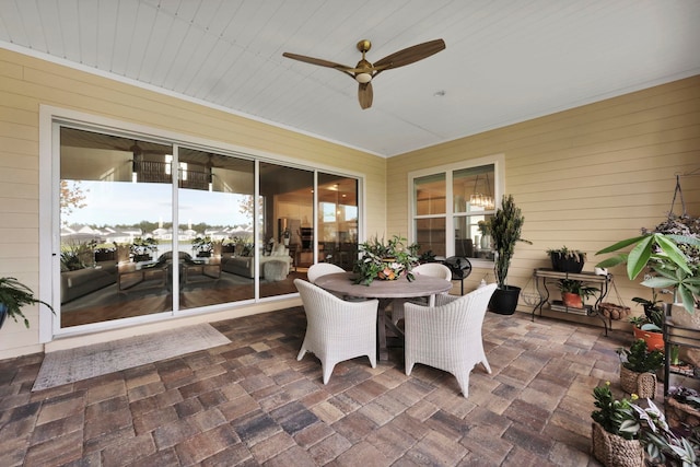 sunroom with ceiling fan