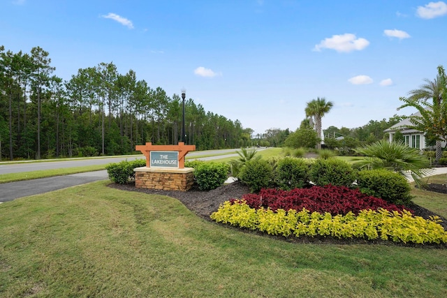 community sign with a lawn