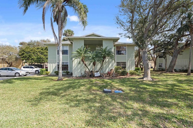 view of front of property featuring a front yard