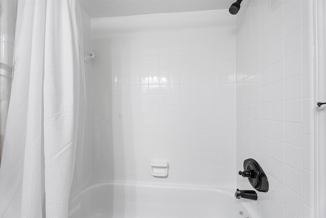 bathroom featuring shower / tub combo