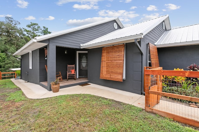 view of front of house featuring a front lawn