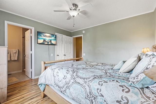 bedroom with a textured ceiling, ceiling fan, light hardwood / wood-style floors, and crown molding