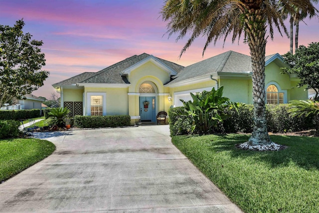 view of front of property featuring a lawn