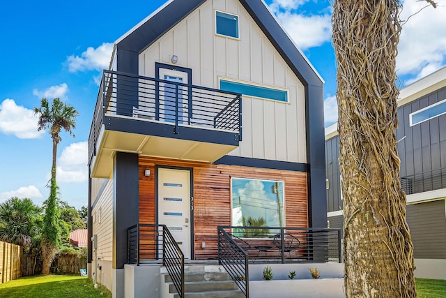 view of front of home featuring a balcony