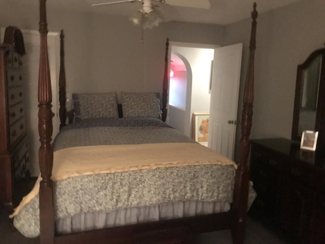 bedroom with ceiling fan