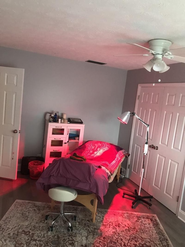 bedroom featuring ceiling fan