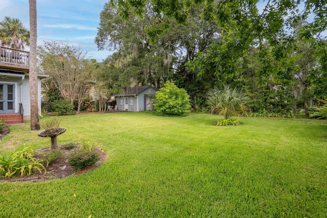 view of yard with an outbuilding