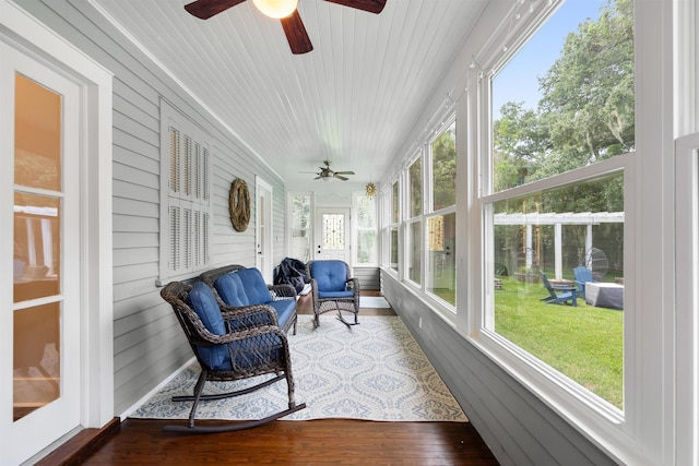 sunroom with ceiling fan