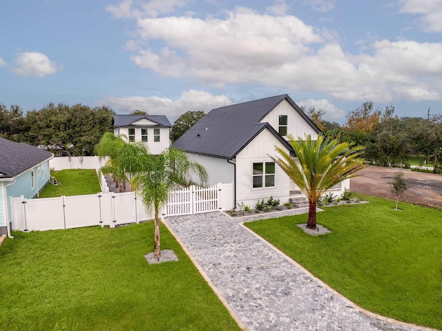 view of front of house featuring a front lawn