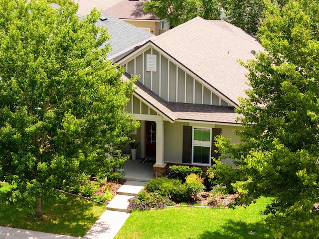 view of front of property featuring a front yard