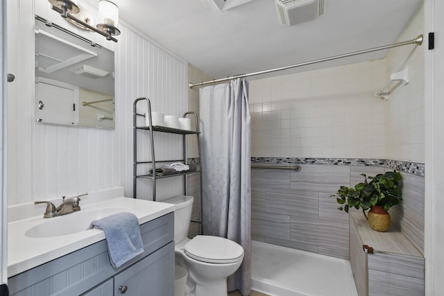 bathroom featuring a shower with shower curtain, vanity, and toilet