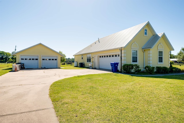 view of front of home featuring a front yard and a garage