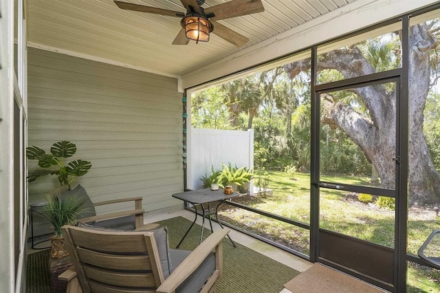 sunroom with ceiling fan