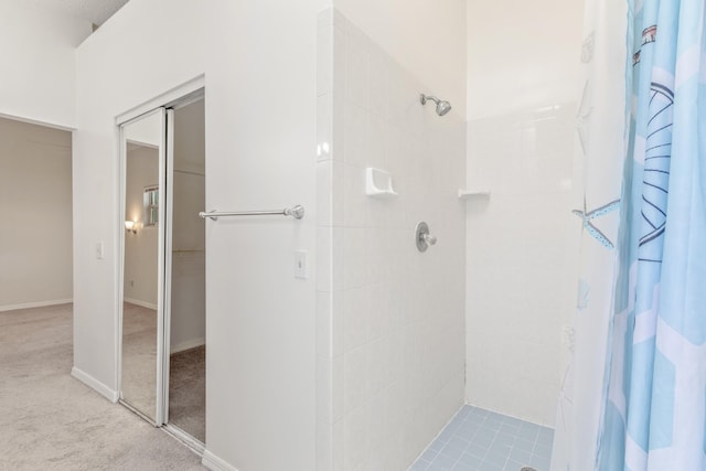 bathroom featuring a shower with shower curtain