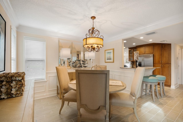 dining room featuring crown molding and an inviting chandelier