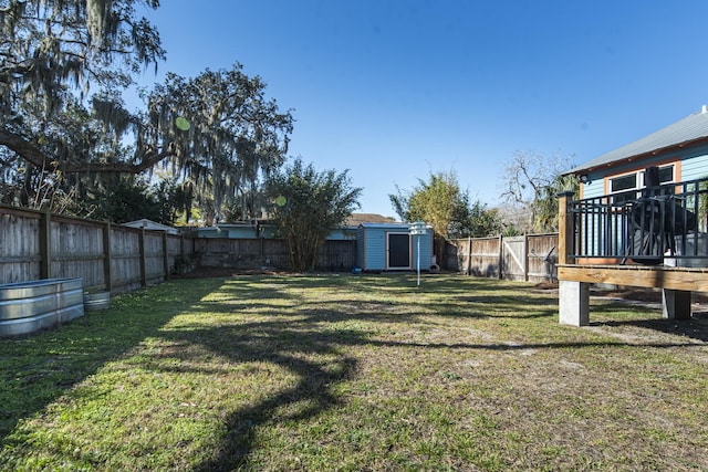 view of yard with a storage unit